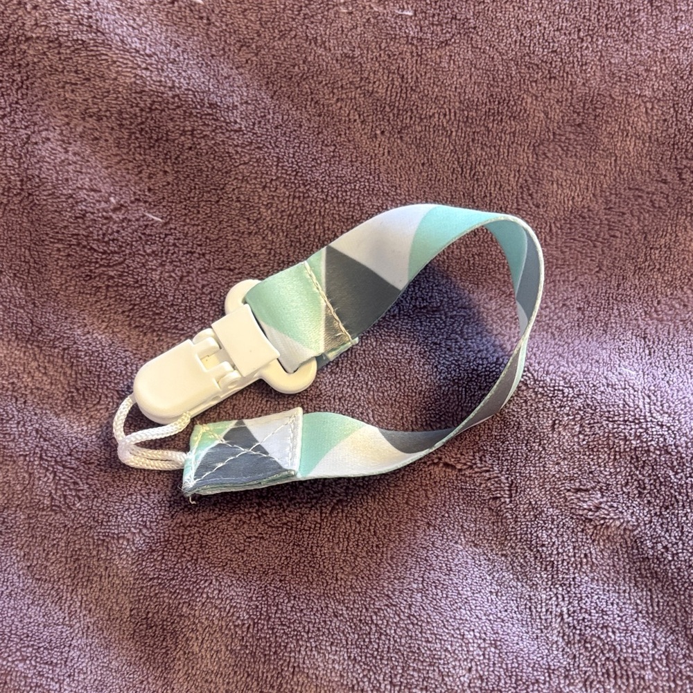 🟢10/$10 - Geometric Mint & Gray Pacifier Clip